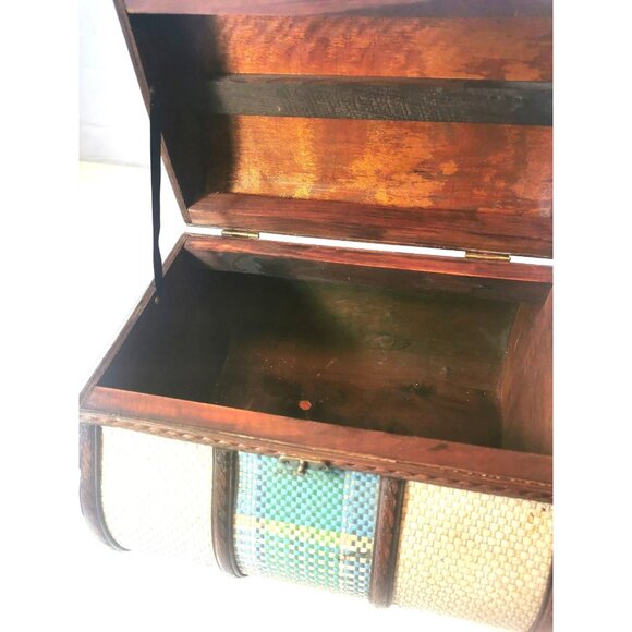 Storage Chest / Display Chest Vintage Wicker Clasp Closure - Picture 3 of 13